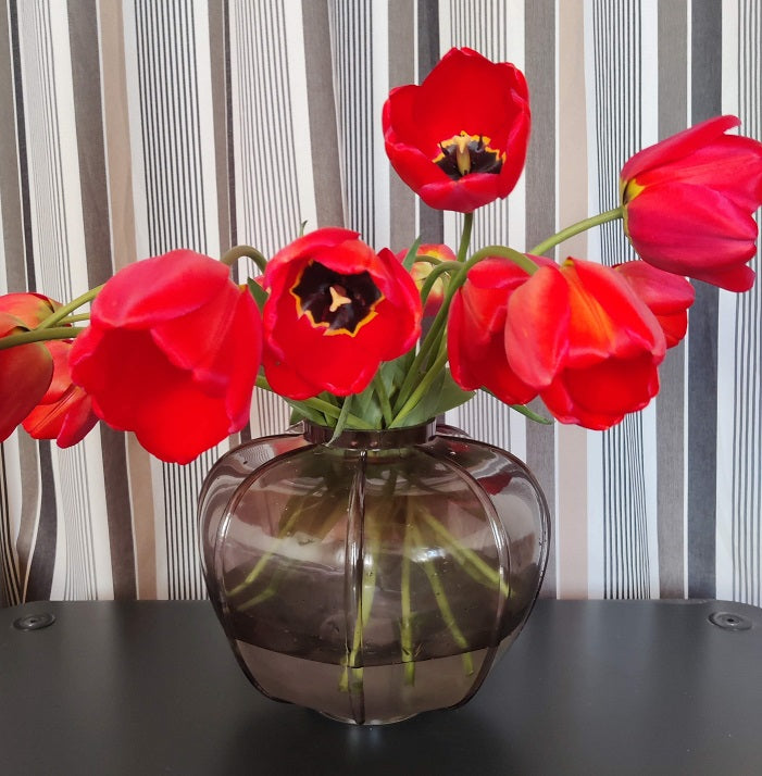 Vase i røgfarvet glas fra Lene Bjerre