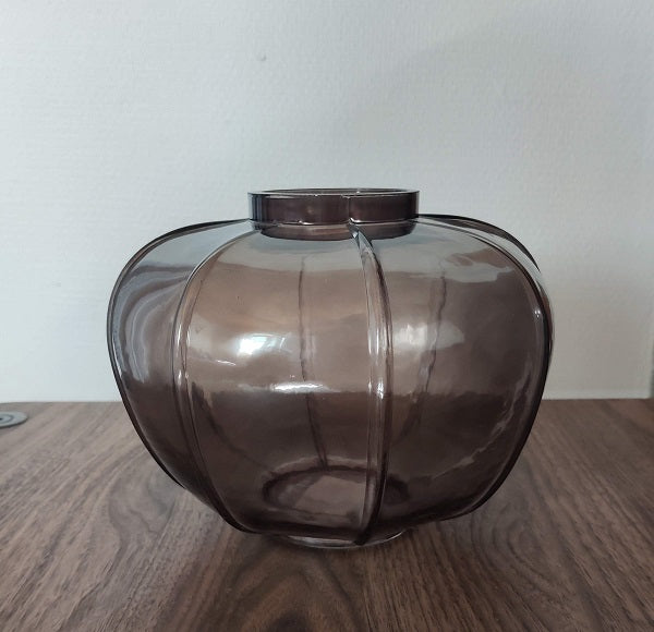 Vase i røgfarvet glas fra Lene Bjerre