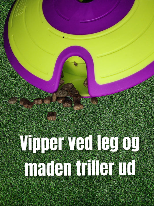 rund beholder i plast med et hul i hver siden. Beholderen har vippefunktion og når der leges eller vippes med beholderen falder hundemaden eller kattemaden ud af beholderens huller. Den er sjov at lege med for både hunde og katte