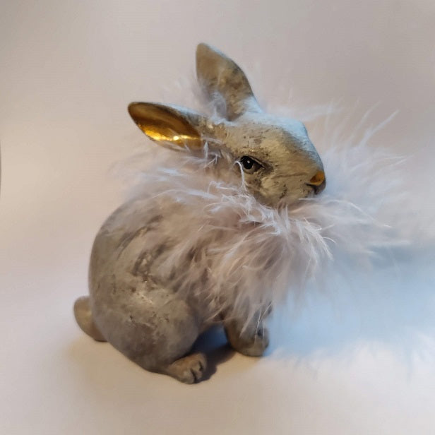 kanin med grå fjerboa om halsen, 10 cm høj kanin til pynt