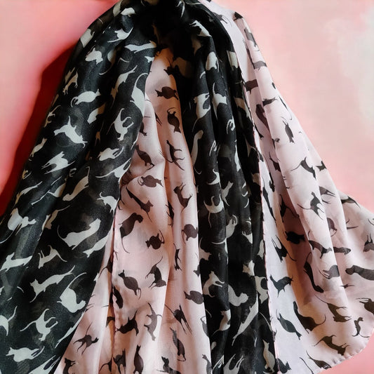 Langt tørklæde med kattemotiver. Vælg mellem sort og rosa.