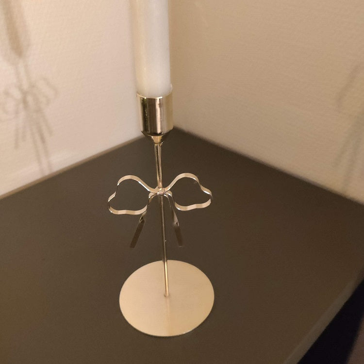 Lysestage med sløjfe