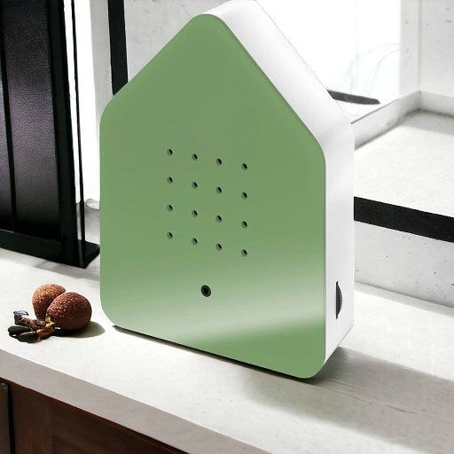 Plastbox formet som et lille hus med fuglelyde