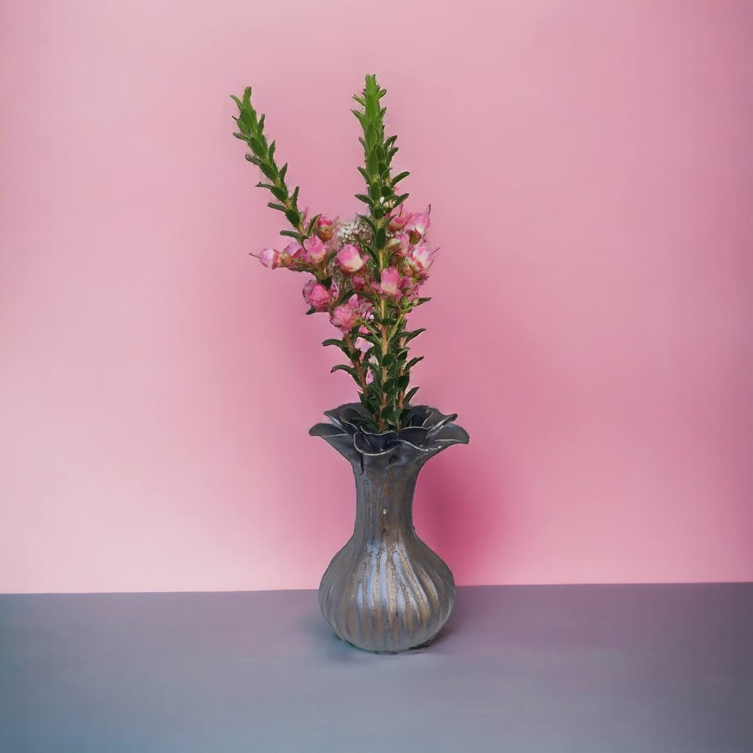 Smuk vase i metal