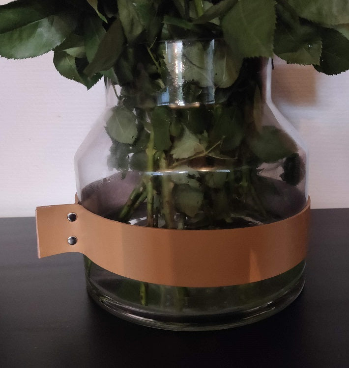 læderrem om vase