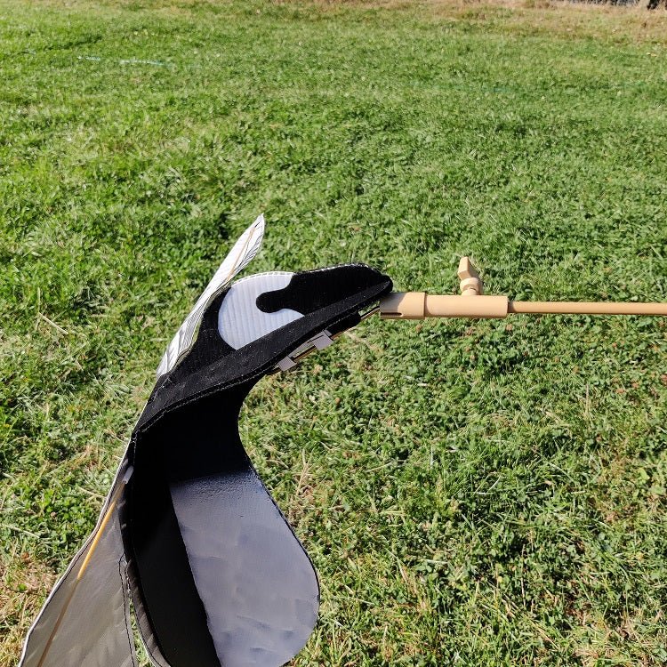 Autentisk bramgås med flappende vinger: Gåsen er sat på en pind som kan stikkes ned i jorden