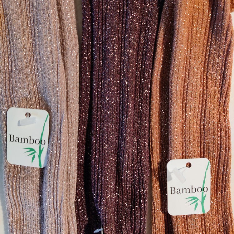 børnestrømpebukser med Bamboo skilt på som viser bambuskvaliteten. Der er glimmer på strømepbukserne og farverne man kan vælge mellem er rustrød, aubergine og rosa.